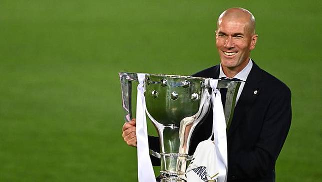 Wajah Bahagia Zinedine Zidane Angkat Trofi Juara La Liga