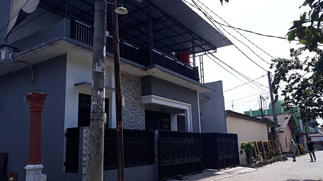 Rumah Teza Irawan (24) di Perumahan Pondok Tanah Mas, RT 03 /027 Kelurahan Wanasari, Kecamatan Cibitung, Kabupaten Bekasi, kosong pada Sabtu (31/3/2018). TRIBUNJAKARTA.COM/YUSUF BACHTIAR (TribunJakarta.com/Yusuf Bachtiar)   Artikel ini telah tayang di Tribunjakarta.com dengan judul Siapakah Pemuda yang Acungkan Pistol dari Balik Mobilnya? Berikut Sejumlah Faktanya, http://jakarta.tribunnews.com/2018/03/31/siapakah-pemuda-yang-acungkan-pistol-dari-balik-mobilnya-berikut-sejumlah-faktanya?page=all&_ga=2.143849077.1175114455.1522465420-727310443.1504354081.  Editor: Y Gustaman