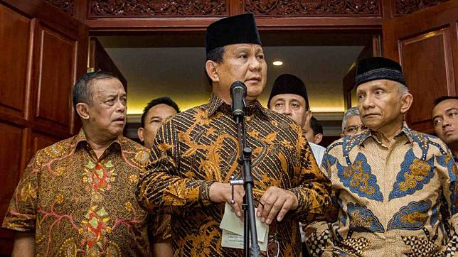 Calon Presiden nomor urut 02 Prabowo Subianto (tengah) bersama Ketua Badan Pemenangan Nasional (BPN) Djoko Santoso (kiri), dan Dewan Penasehat BPN Amien Rais (kanan) memberikan keterangan pers mengena