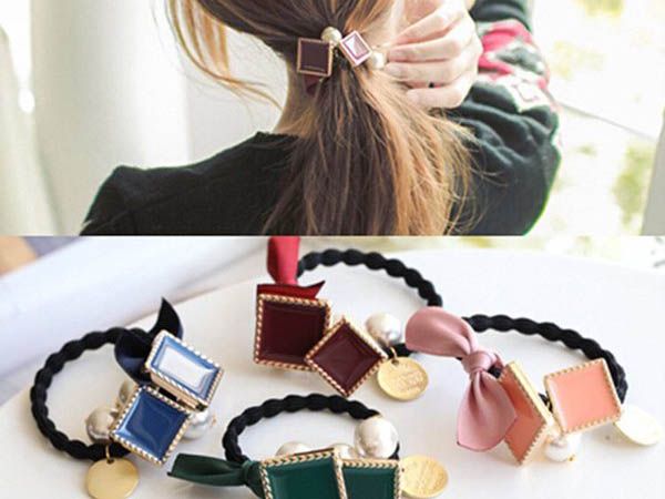 韓國緞帶蝴蝶結方塊珍珠髮圈(1入)【D020500】顏色隨機，還有更多的日韓美妝、海外保養品、零食都在小三美日，現在購買立即出貨給您。