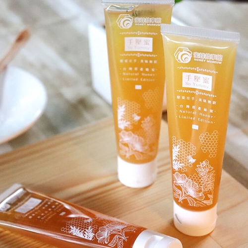 台灣原產蜂蜜軟管設計攜帶方便滋味香甜不膩隨手一壓，享受香甜好滋味效期品2021.03.26《蜜蜂故事館》 So yummy手壓蜜 (80g/條) 保存方法：請存放於常溫陰涼處，無須冷藏。注意事項：未滿