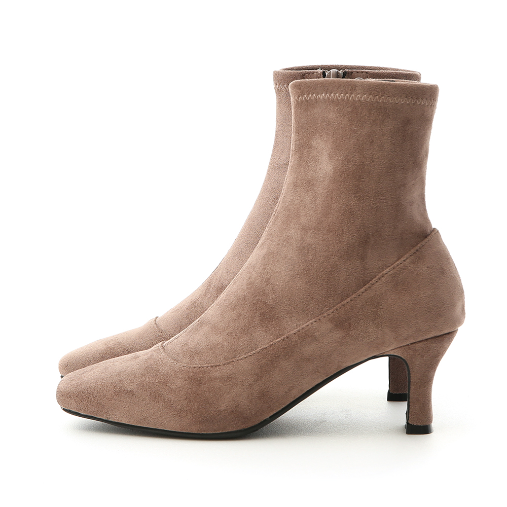 D+AF 時尚話題．素面絨料合腿中跟襪靴