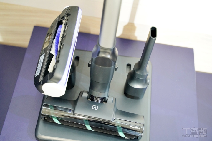 伊萊克斯推出超輕量極適家居 700 無線濕拖吸塵器，不到 2 公斤、髒水可自動分離