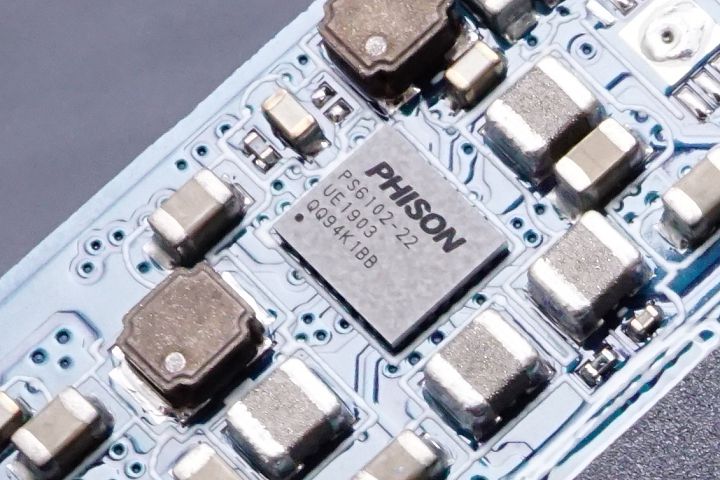 電源管理晶片則是 Phison 的 PS6102-22。