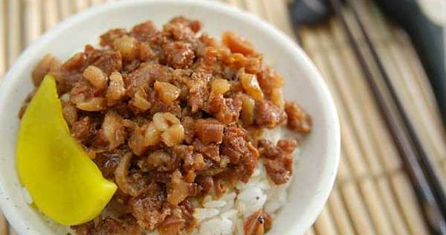 3餐外食偏愛滷肉飯　女大生暴肥冒痘月經不順患這病