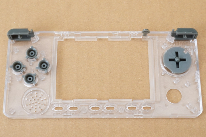 按鍵周圍都有角度不同的防呆機構，想要裝錯都不可能。