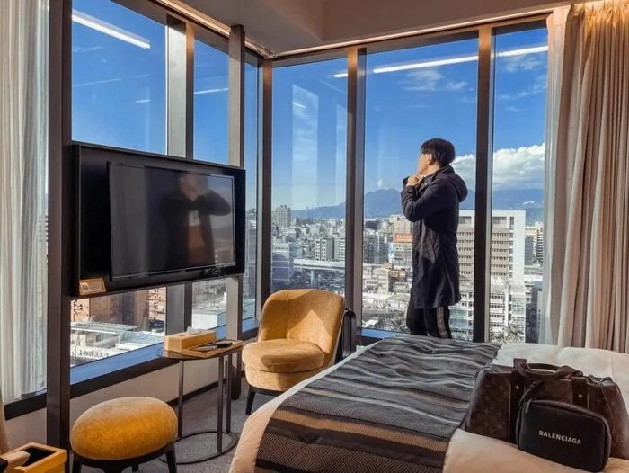 同樣由日本飯店集團來台設點的還有【和苑三井花園飯店】這間台北住宿，不僅設計沿襲日本商務旅館的低調奢華風格，注重小細節客房也整套複製過來，台灣的空間還比日本更大一些。沐浴備品使用日本花王系列，洗澡也能沈浸在滿滿「日味」裡。若想回味日本泡湯的感覺，頂樓還有大浴場可以使用 ，在台灣也能彷彿置身日本的住宿體驗！