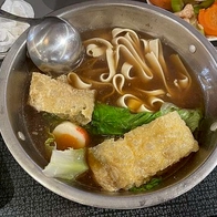 【新北中和美食】荖子鍋plus大潤發中和店，火鍋330起自助吧吃到飽，機器現做寬窄麵條小朋友超開心！