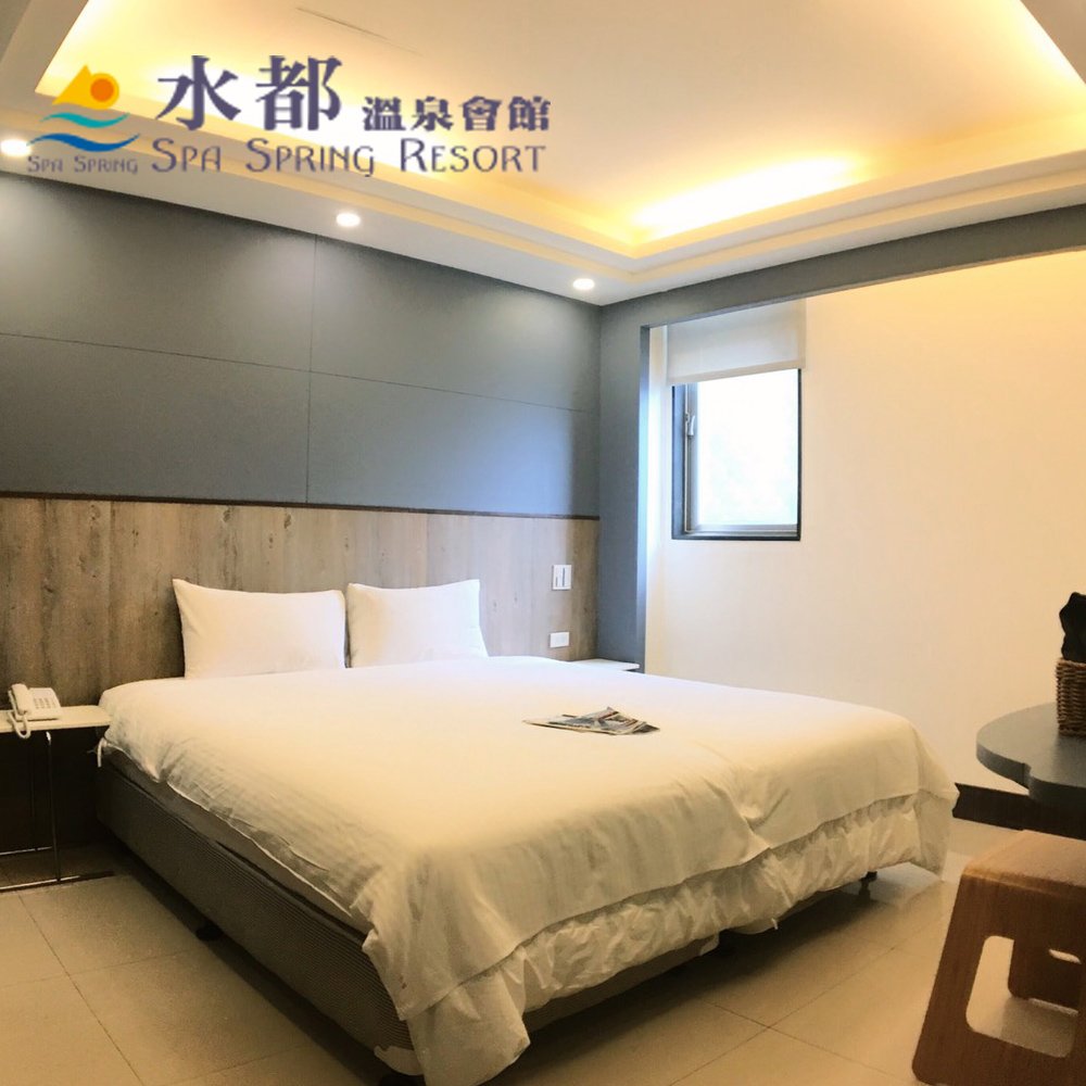 座落於地熱谷旁的北投水都溫泉會館，擁有獨特優質硫磺泉，屬特殊泉質，富含多種微量元素，享受泡湯時，宛如死海般的礦物在保養著每一寸肌膚，享受最極致的美體感受。館內結合多種風格的時尚客房泡湯、也提供適合親子
