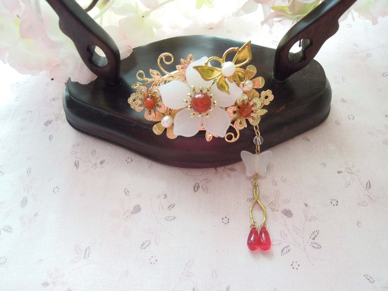 醉擁花眠 材質:玻璃仿玉花+仿玉蝶+銅鍍K金配件+紅瑪瑙+淡水白珍珠+淡水粉珠+白水晶+捷克水滴 主體長寬6.5*3.6公分