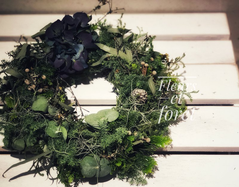 本次活動為十月慶生趴優惠活動 請把握機會報名參加唷！ 活動名稱/新鮮植物手綁葉圈 活動成品/乾燥花圈（寬25公分） 課程內容/教室會準備材料 不需攜帶任何工具。