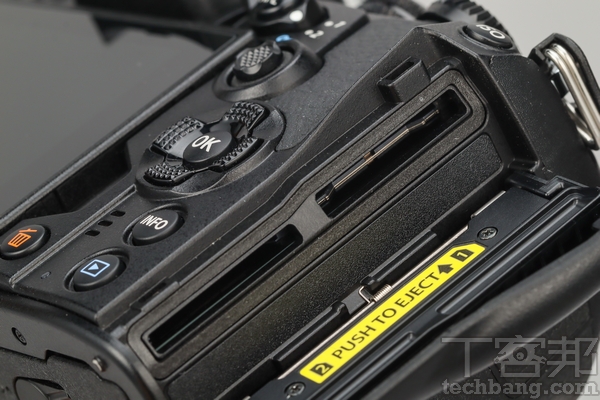 雙卡槽 機身右側具備兩具SD卡槽，可支援至UHS-II規格以因應高速連拍需求。