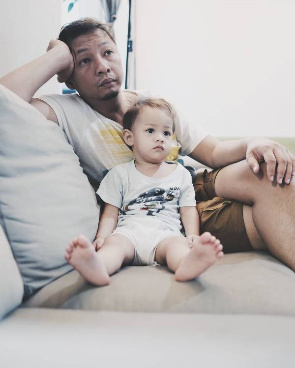 Deretan Foto Bapak dan Anak Ini Ungkap Keseharian Selebriti Saat Jadi Orang Tua. Mulai dari yang Lucu Sampai yang Keren! Like Father Like Son!