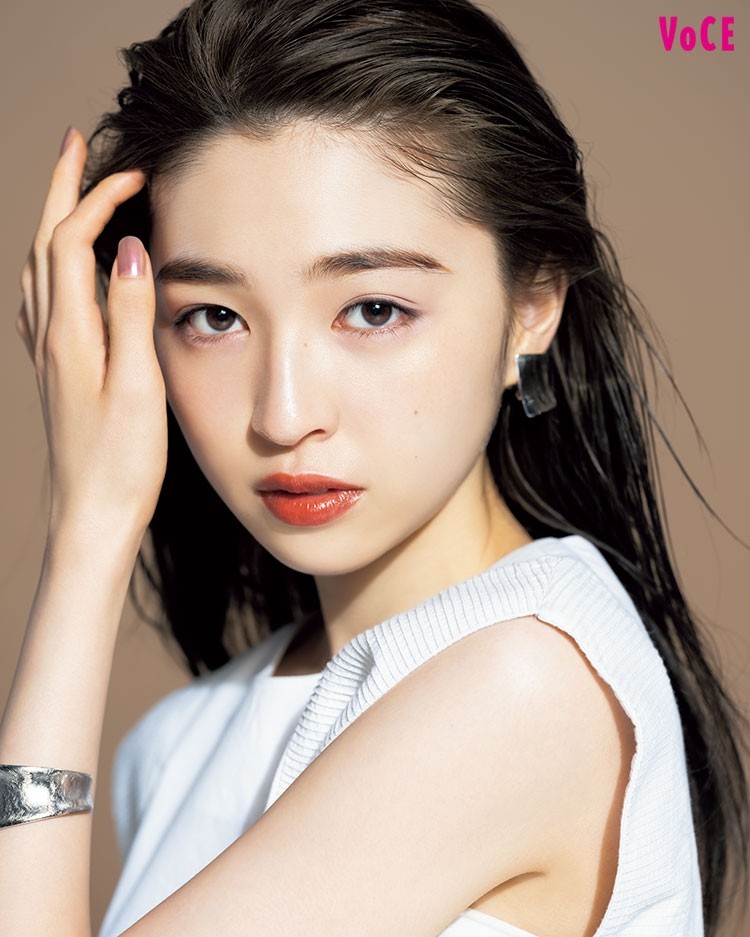 夏注目のキラキラ透けリップで 三吉彩花が大人のリゾートメイク