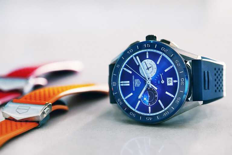TAG HEUER「CONNECTED智能腕錶」夏季系列╱精鋼錶殼，藍色橡膠錶帶，海洋深藍色陶瓷錶圈，45mm╱58,900元。（圖╱TAG HEUER提供）