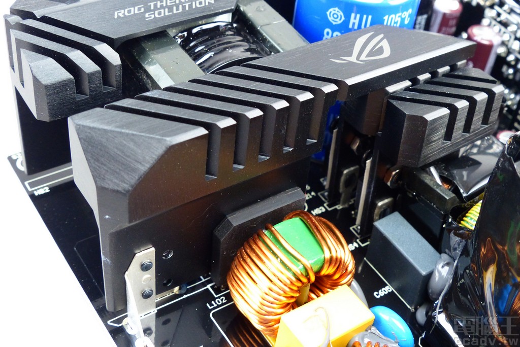 2 個橋式整流器以並聯方式夾住 ROG Thermal Solution 散熱片，因角度關係無法判斷型號