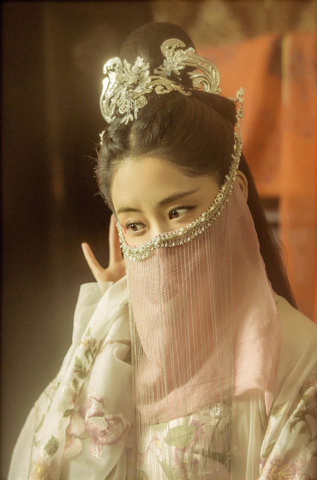 《以家人之名》演員古裝vs時裝：譚松韻(李尖尖)《錦衣之下》