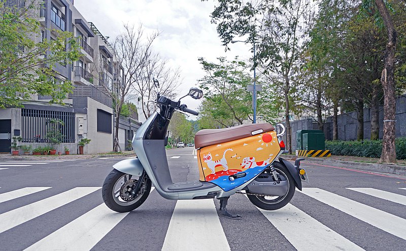Gogoro車套主要功能為防刮，材質為潛水布材質，厚度高達3mm～ 車套採雙面兼可使用，第一面為獨家設計款花樣，第二面為素色黑設計，與台灣工廠合作製作，製作過程全程MIT，請多支持台灣製造～ 讓您的g