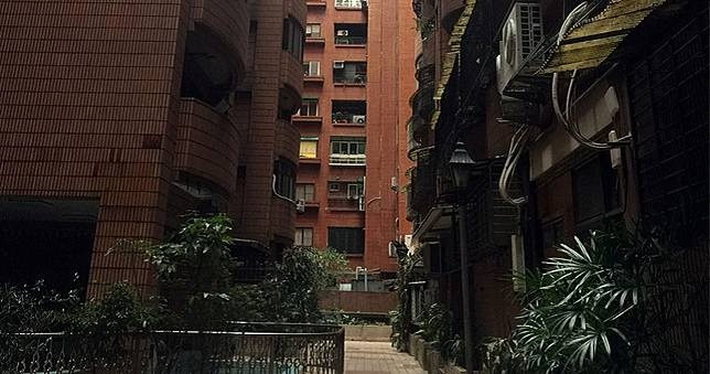 要國中嫩妹「手口並用」幫繳械　社區中庭來一發氣炸少女爸