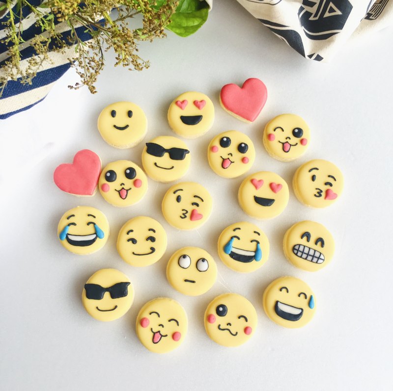 手工繪製的糖霜造型餅乾，一次訂購有三包～<br />說不出口的事，就用顏文字Emoji來表達心聲吧！<br />沒想到神奇寶可夢皮卡丘來亂入，喔不！是來加油打氣的，啾！