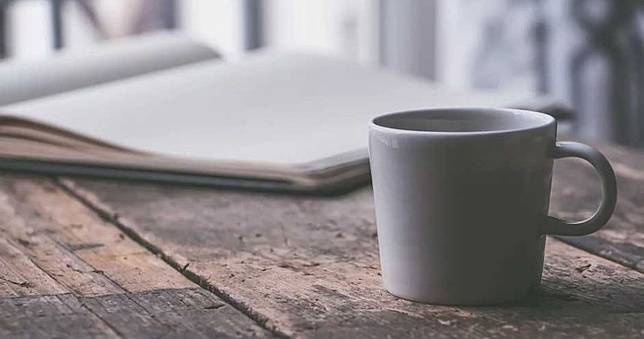 「茶有怪味」頻尿身體不適！男看監視器...「20年同事」水杯中下毒