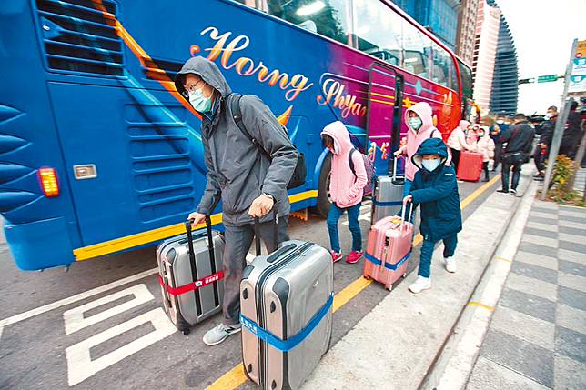 包機台商出關 讚台灣美人更美