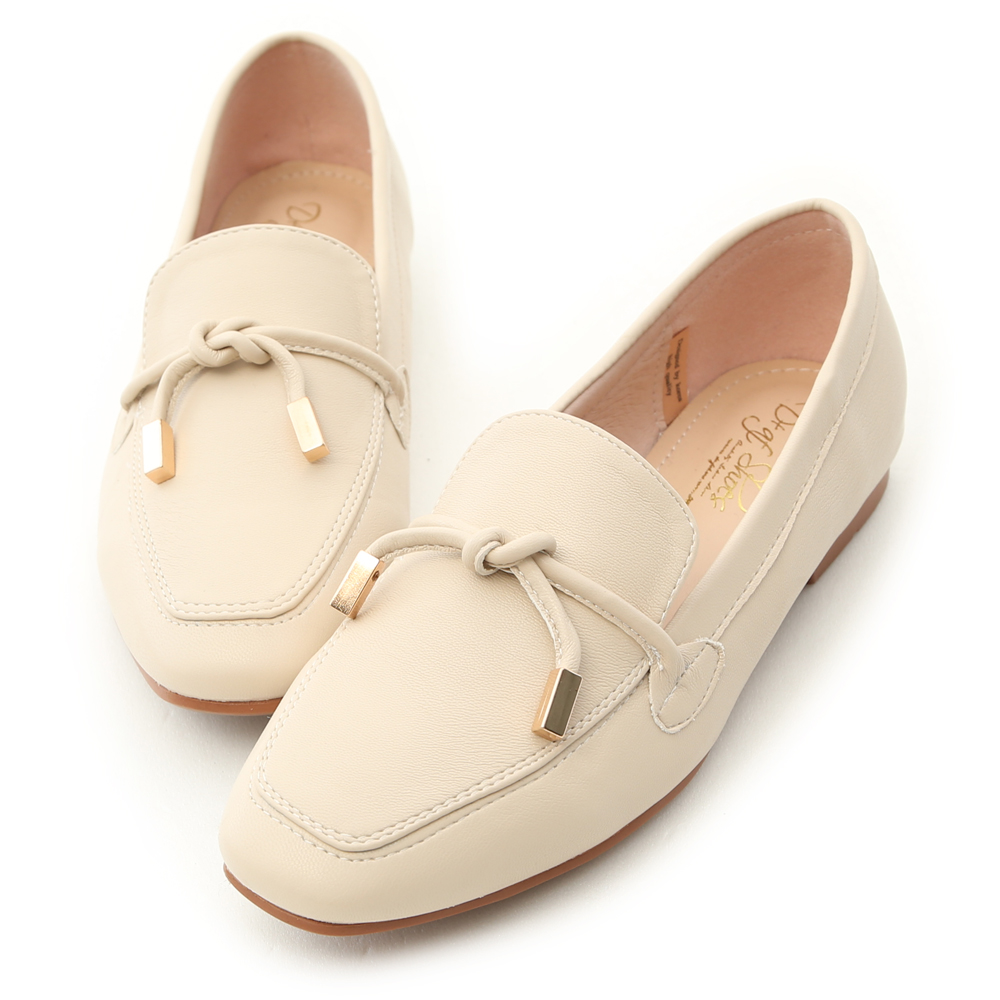 女孩們一定要入手的百搭樂福鞋 運用簡單的剪裁細膩打造俐落LOOK 搭配鞋面綁結設計增添層次感與變化 不但好穿好走，更是一年四季的百搭款 防滑耐磨橡膠鞋底，加強與地面的磨擦力 通勤上班、約會或逛街都非常