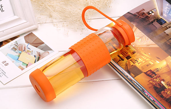 玻璃水壺玻璃水瓶水瓶水壺活力時尚設計,n密封設計不外漏n提耳設計.攜帶方便n瓶身矽膠防滑軟墊設計