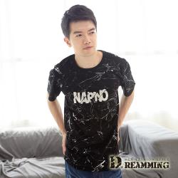 ◎滿版印花燙金造型|◎親膚全棉柔感布料|◎帥氣休閒圓領風格品牌:Dreamming品牌定位:流行品牌適穿對象:男生款式:T恤袖長:短袖顏色:黑色系適穿季節:春夏流行元素:全素面,文字,印花/彩繪主材質