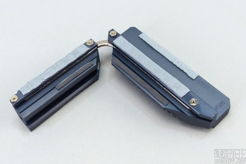 處理器供電區散熱片不僅替 MOSFET 接觸位置安排導熱墊，也為電感和 5Gbps 網路晶片散熱片加裝