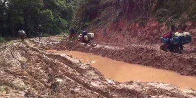 Kondisi jalan di Kecamatan Seko, Luwu Utara, Sulawesi Selatan dilalui kendaraan membuat ojek memasang tarif mahal Rp 700 ribu
