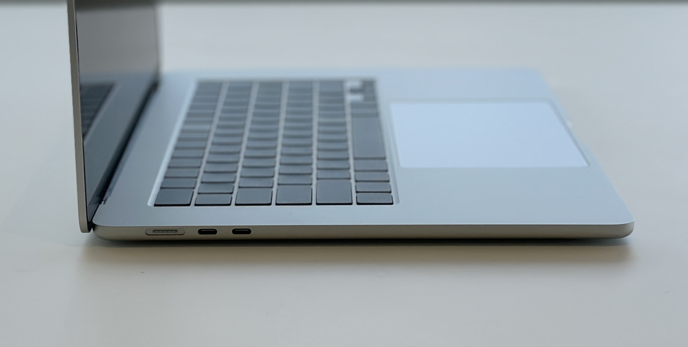機身左側配置 2 個 Thunderbolt 3/USB 4埠，提供最高40Gb/s的傳輸速度，也具備充電功能，還有 MagSafe 磁吸式充電埠。