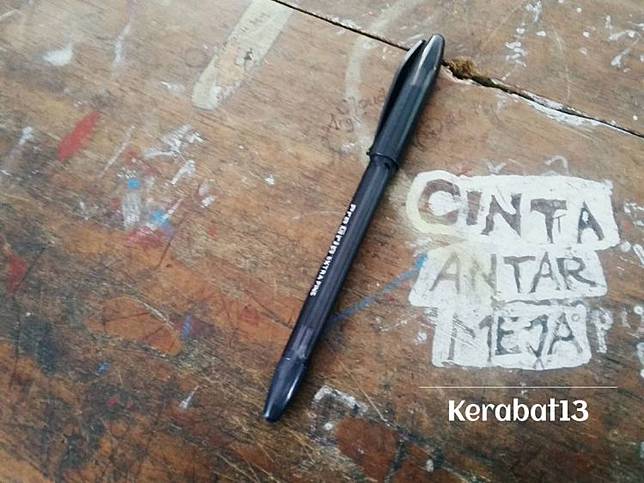 10 Coretan absurd di bangku sekolah ini bikin senyum ingat kenakalanmu
