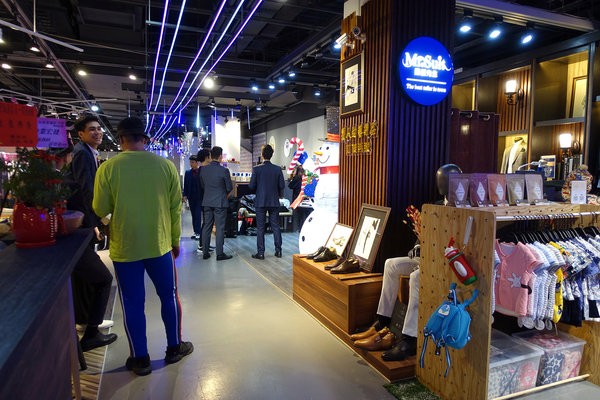 桃園西服推薦-西服先生，X-PLUS創世界服飾聯合展示會，進口日本高精密科技裁剪床、獨立設計師團隊，快速、合身的平價桃園訂製西服