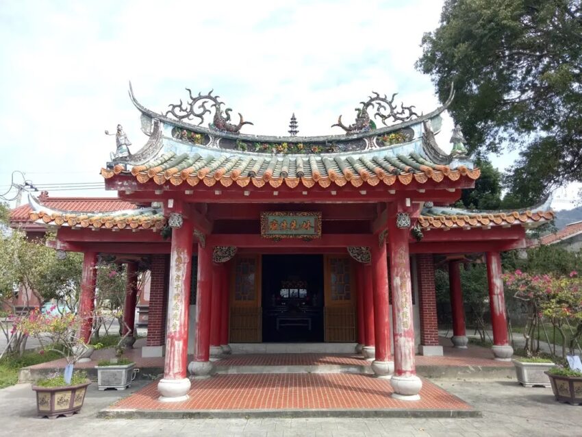 漫遊集集線｜二水觀光自行車道，林先生廟是為了紀念興建八堡圳時，給予關鍵技術指導的老先生而建的，至今有200多年的歷史，是位於八堡圳旁的一座小巧且精緻的傳統廟宇。