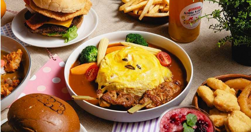 慵懶的蛋黃哥結合蛋包飯的「照燒豬排蛋包飯」。（220元）(圖／Hello Kitty蘋果村）