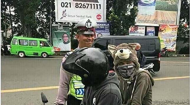 Polisi menilang pengendara dan penumpang