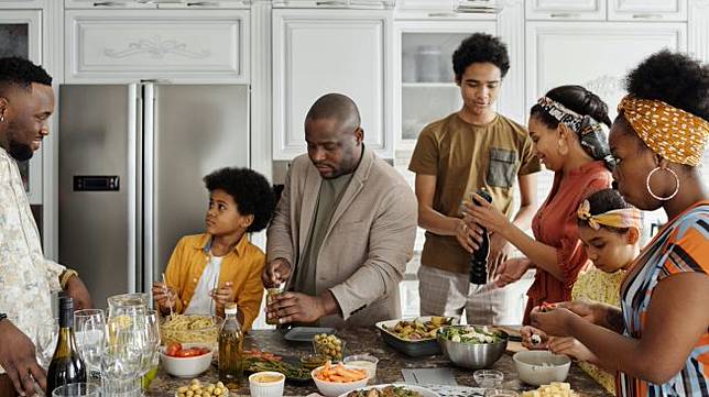 Ilustrasi Keluarga Punya Banyak Anak (Pexels/August de Richelieu)