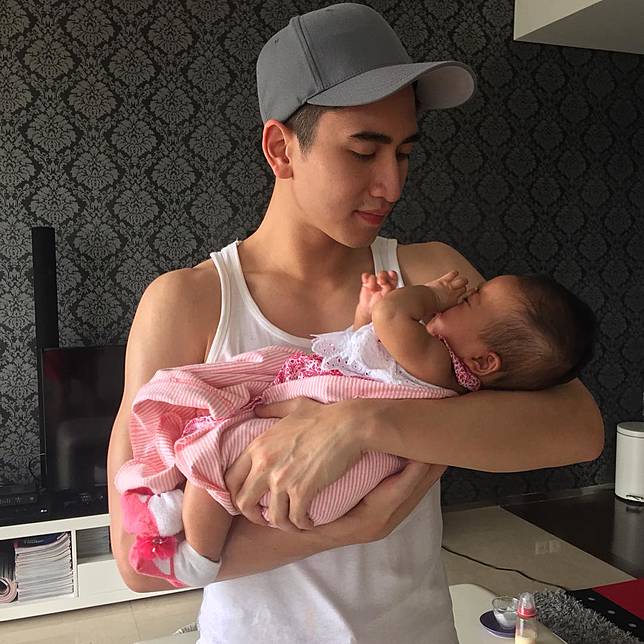 10 Potret Hangat Verrell Bramasta dan Adik Bayinya, Kakak Idaman Banget