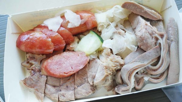 【台南美食】阿龍香腸熟肉-無時無刻都在排隊的20元平民小吃店