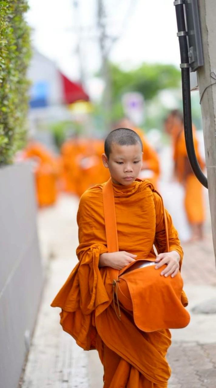 โยมและสามเณร(สายบิณฑบาตอุดมสุข)