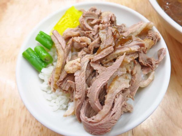 【板橋美食】斗六當歸鴨-30元也能吃到超多鴨肉的鴨肉飯 【板橋美食】斗六當歸鴨-30元也能吃到超多鴨肉的鴨肉飯