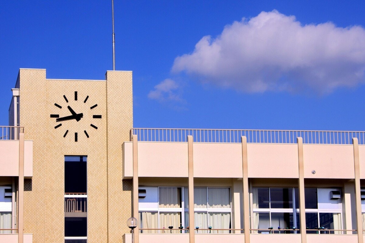 小学校への欠席連絡の仕方はコロナ禍で変わった 電話をする時間やシステム活用例を紹介 ママリ Mamari