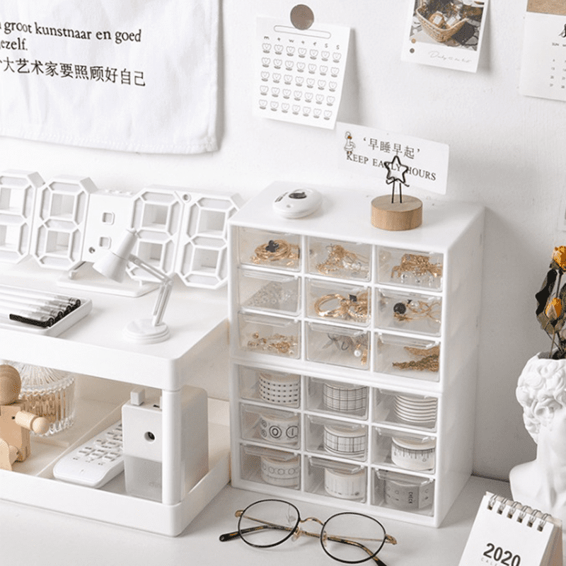 小物品全堆在一個大盒子裡，容易找不著怎麼辦?無印風多功能飾品收納盒，此款小抽屜設計，專為小物品打造!容量適中，一格放幾樣，不怕塞太多找不到，透明設計清楚可見裡頭物品，防塵抽屜，乾淨不怕灰塵汙染，可以放