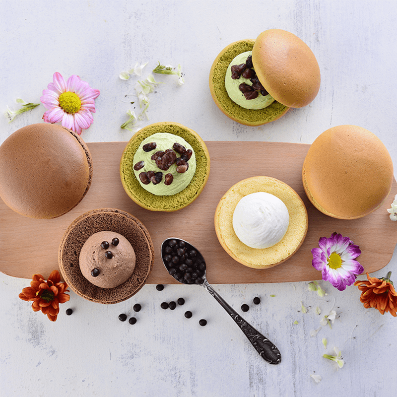 人氣名店【久久津】雪鶴蛋糕，使用北海道LUXE乳酪、北海道煉乳、日本麵粉製作，鬆軟Q彈蛋糕體，搭上綿密柔順、入口即化的內餡，甜而不膩，簡直是天生一對!下午茶必備甜點~有原味、抹茶、巧克力三種口味可以挑