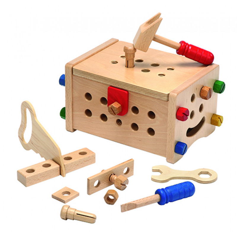 模擬真實的工具箱，有螺絲、螺帽、釘子、鎚子、扳手、鋸子…等工具，用最安全的玩具讓寶貝體驗當工程師的快樂。台灣製造，安全優質木製玩具，讓寶貝在遊戲中好安心。 商品介紹 工具寶盒組裝的過程中，上下左右的木