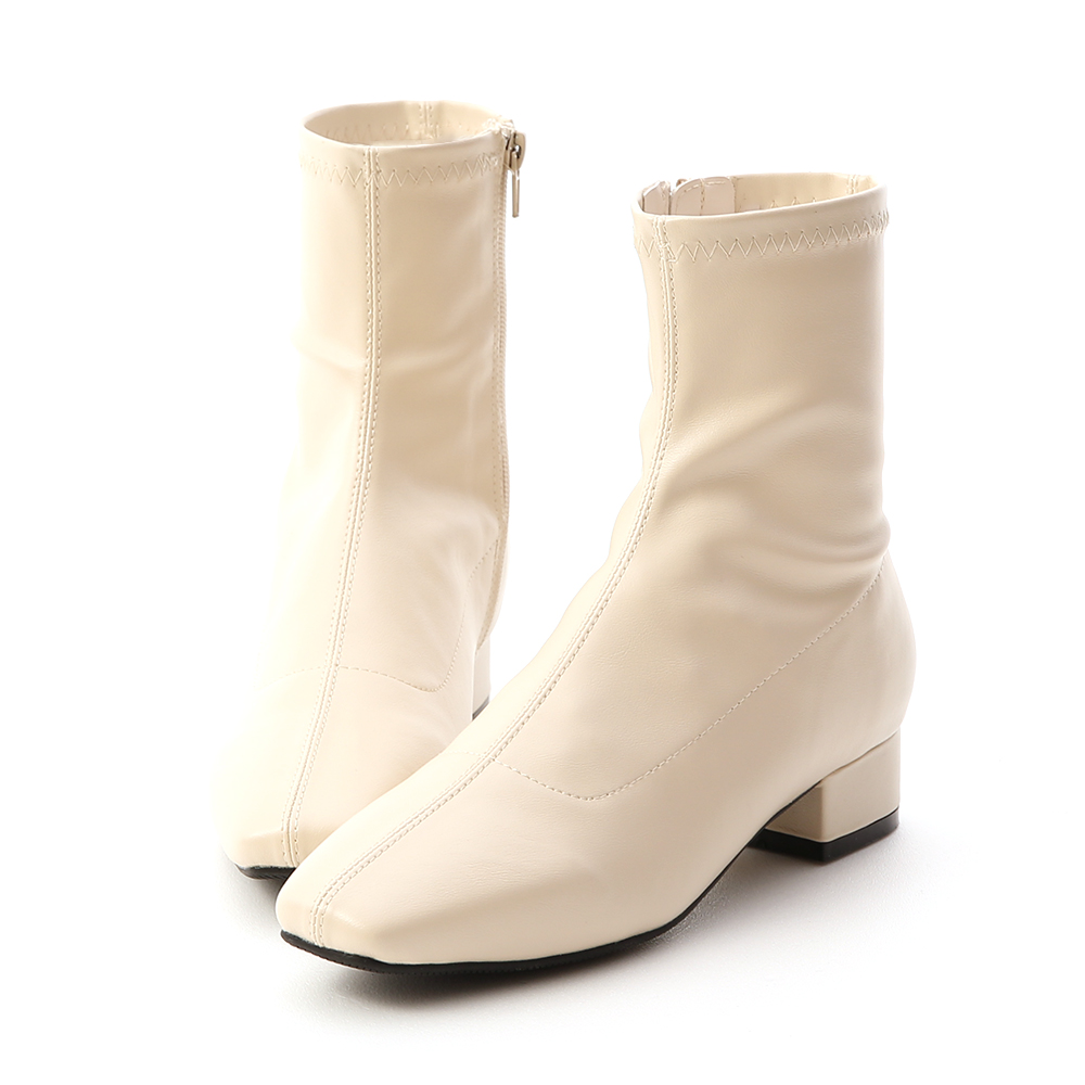 ．2020必備時尚單品非襪靴莫屬 ．超好搭靴型線條穿起來腿型超好看 ．貼心提供絨面及皮面二種選擇 ．3cm跟高走起來輕鬆無負擔 ．精心改良的合腳筒圍讓顯瘦感提升 ．側面有作拉鍊設計，穿脫更省時方便 ．