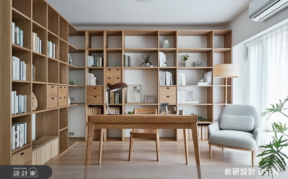 以大面積的格狀櫃為基底字型圍繞書桌，依照需求選擇抽屜，就算是佔據兩面牆的收納系統也不會顯得壓迫，反而成為風格塑造的重要工程