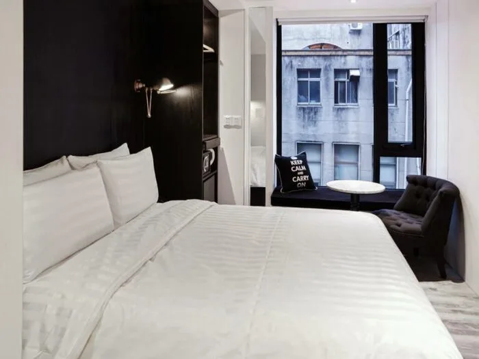 施樂序在台北有多間分館，其中站前三館是台灣第一家智慧語音物聯網精品飯店，深受國際旅客青睞，接待櫃台還安裝了具備翻譯功能的 Google 音箱，以加快辦理入住和退房手續流程。飯店距離台北車站只有 5 分鐘的步行路程，交通方便、簡潔雅致，非常適合自助行和商務旅客留宿。