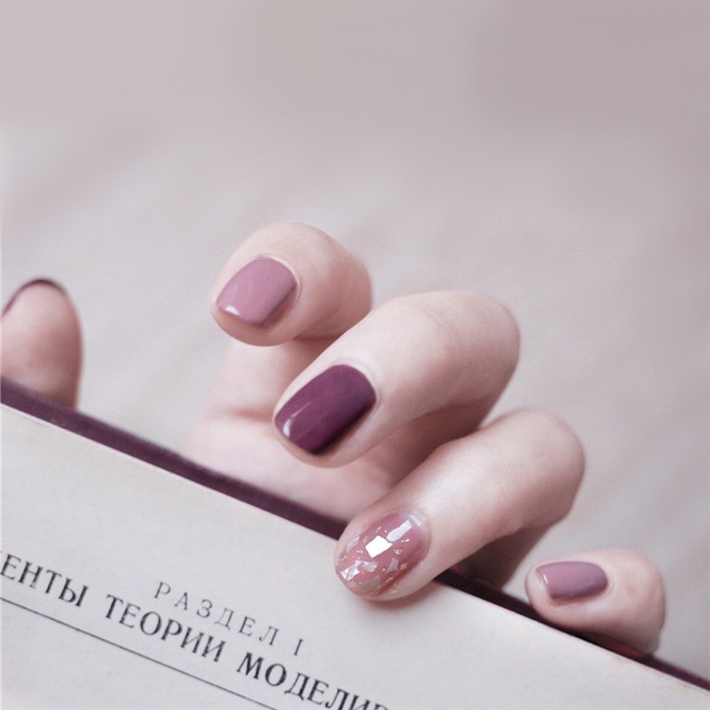 商城因配合蝦皮政策走物流配送超商，除周日物流不收貨無法出貨外，其餘下單24小時內會出貨喔 美甲工具：材質：ABS樹脂規格：24片/盒配件:24小粒果凍背膠+膠水+酒精擦拭片貨源：公司貨產地：中國保存期